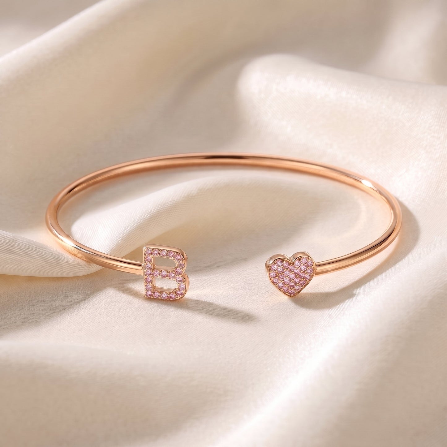 Handgemaakte Initialen Armband in roségoud met roze steentjes