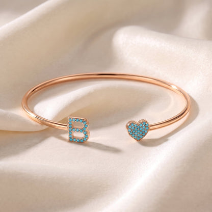 Handgemaakte Initialen Armband in roségoud met turquoise steentjes