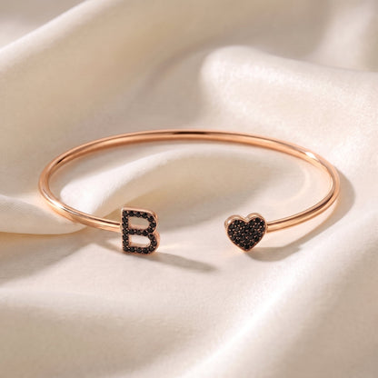 Handgemaakte Initialen Armband in roségoud met zwarte steentjes