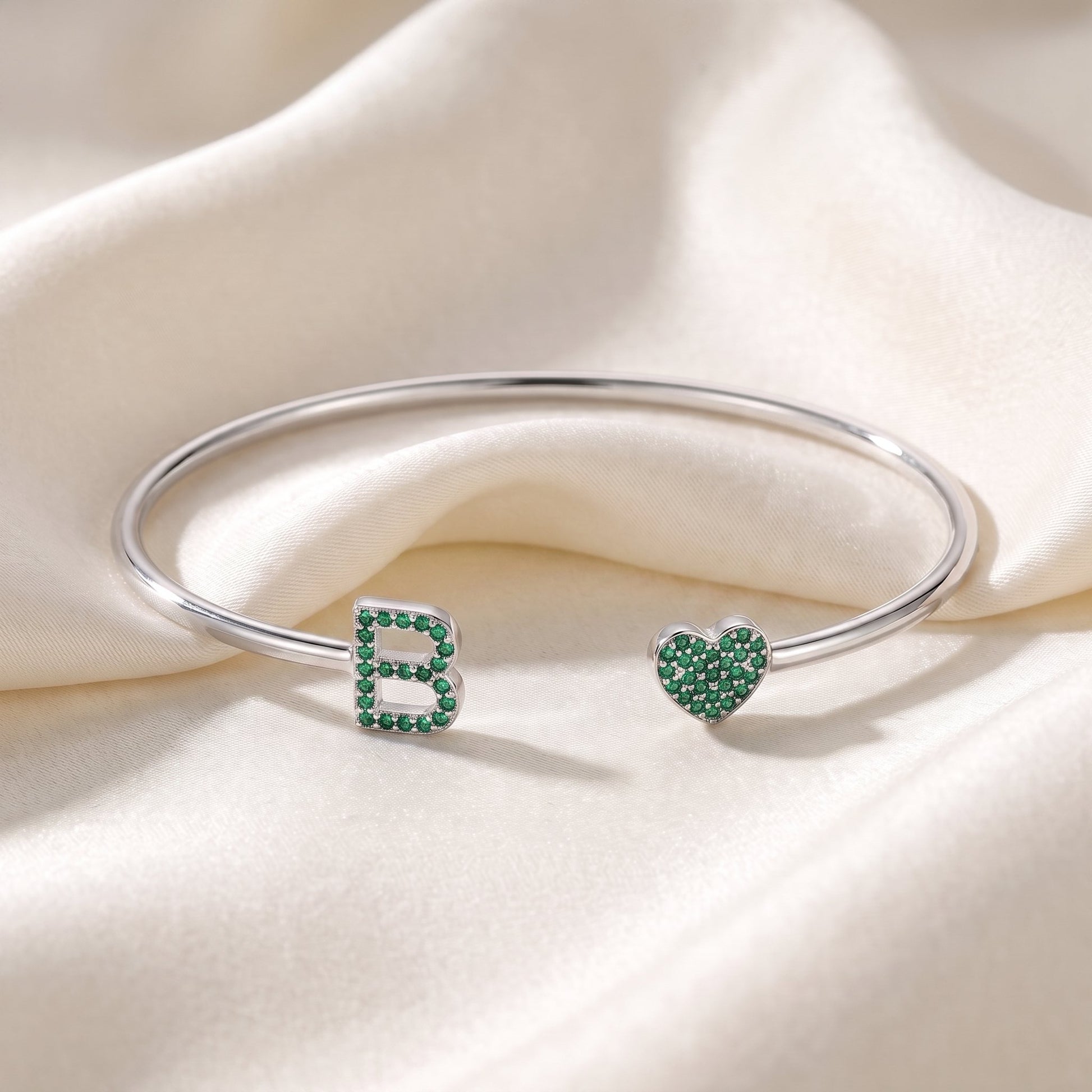 Handgemaakte Initialen Armband in zilver met groene steentjes