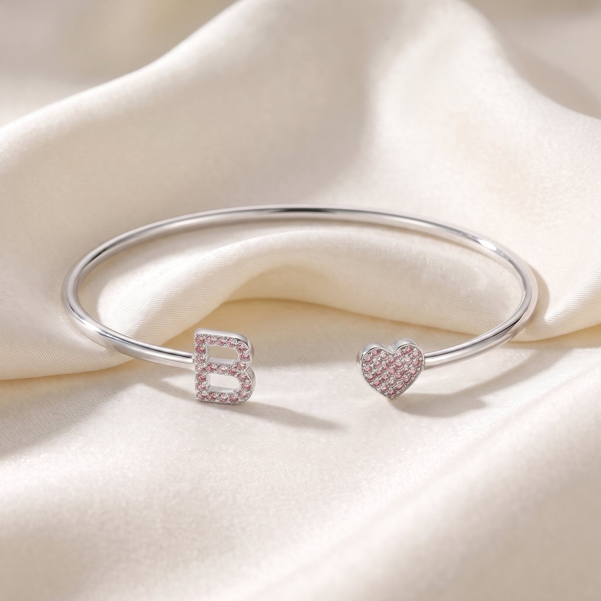 Handgemaakte Initialen Armband in zilver met roze steentjes