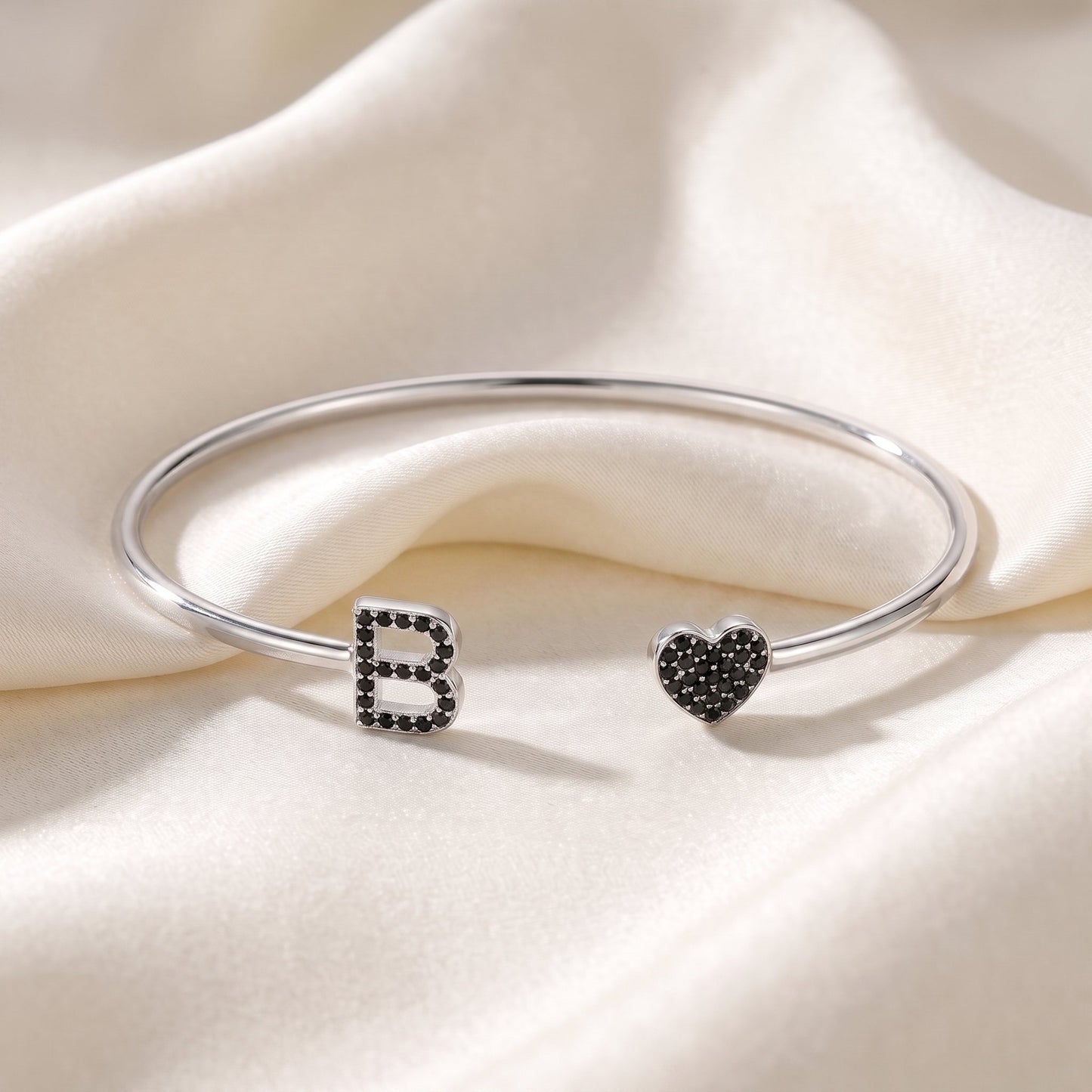 Handgemaakte Initialen Armband in zilver met zwarte steentjes