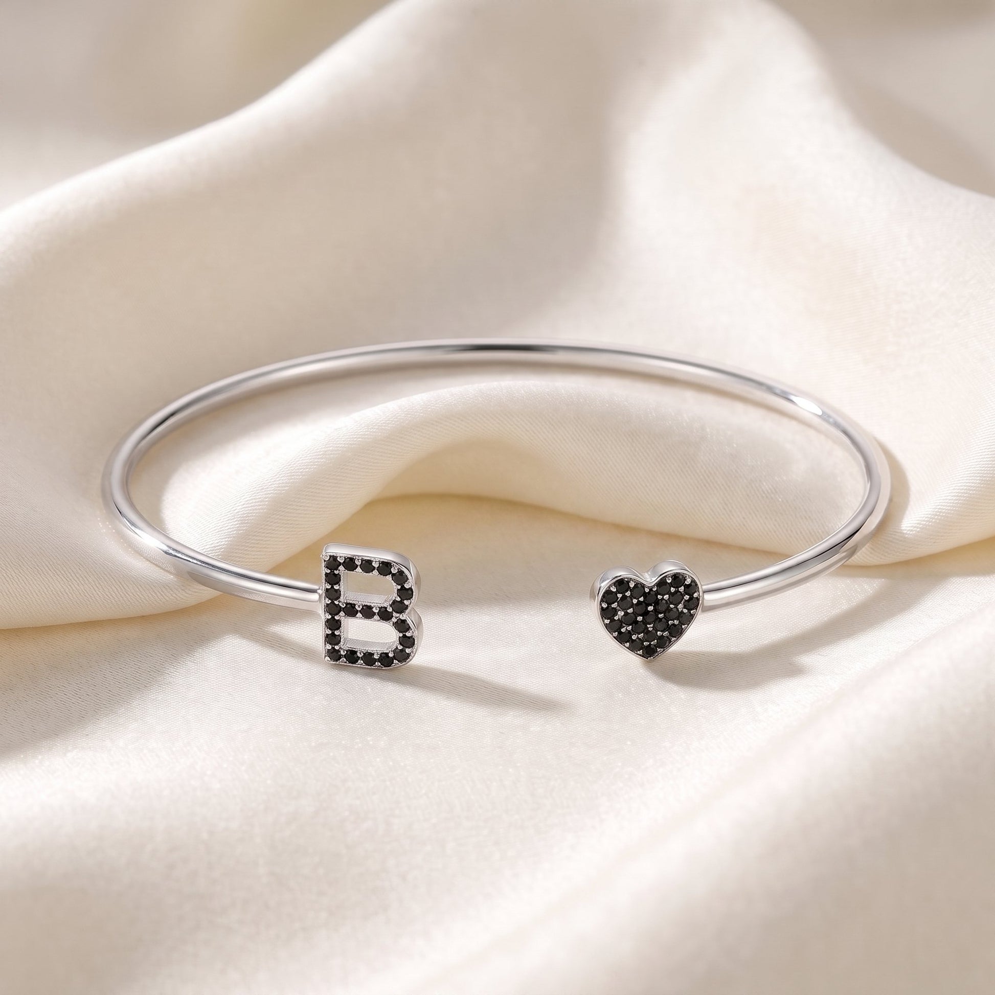 Handgemaakte Initialen Armband in zilver met zwarte steentjes