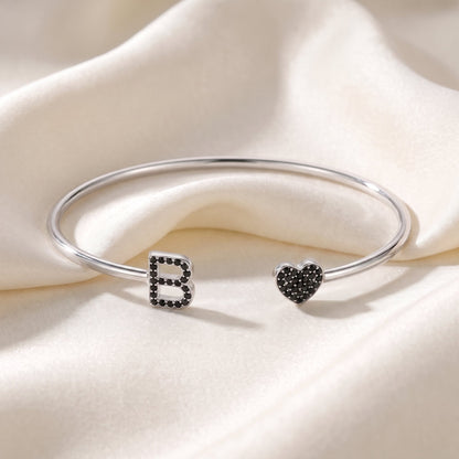 Handgemaakte Initialen Armband in zilver met zwarte steentjes