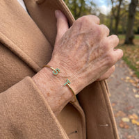 Klantfoto initialen armband goud met S en T