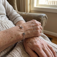 Klantfoto initialen armband zilver met P en K