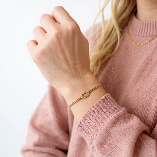 Handgemaakte Knoop Armband - goud, witte achtergrond