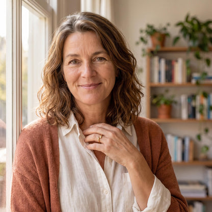 Vrouw draagt de Knuffel Ring