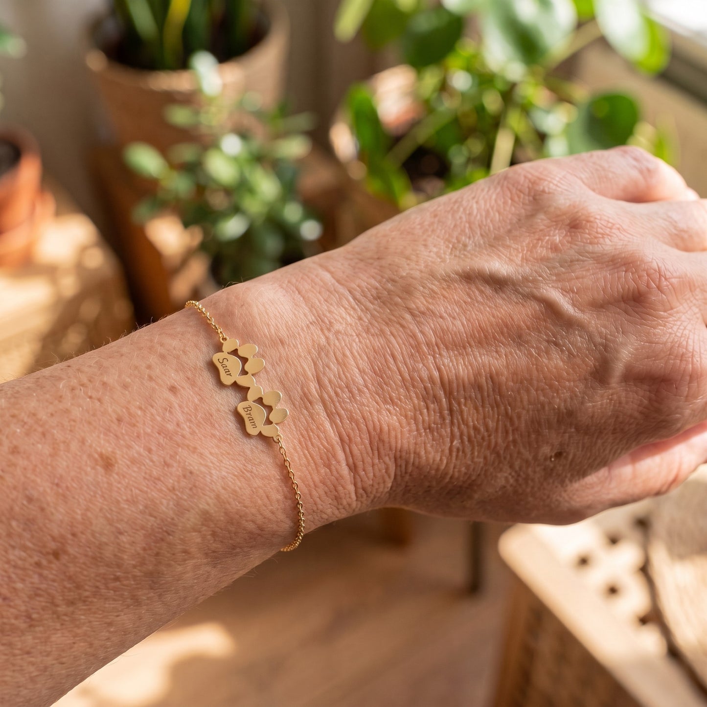 Pootjes armband om de pols - goud