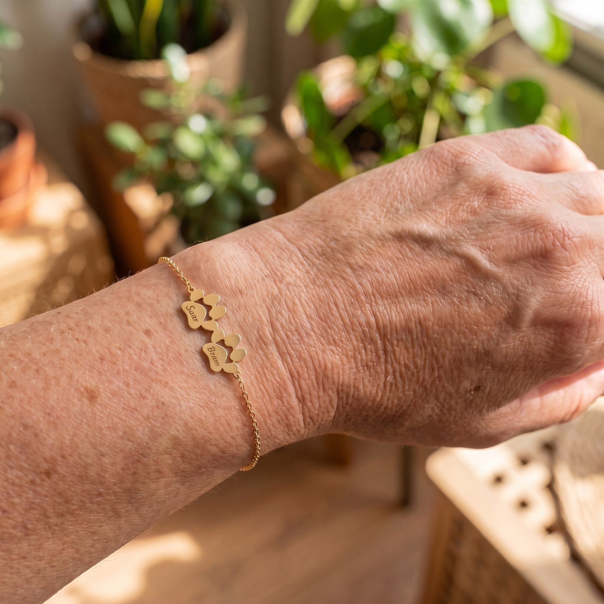 Pootjes armband om de pols - goud