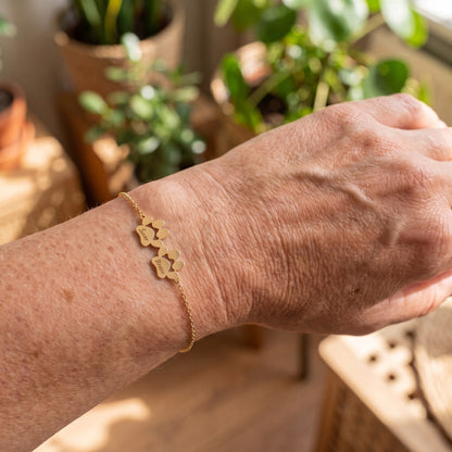 Pootjes armband om de pols - goud