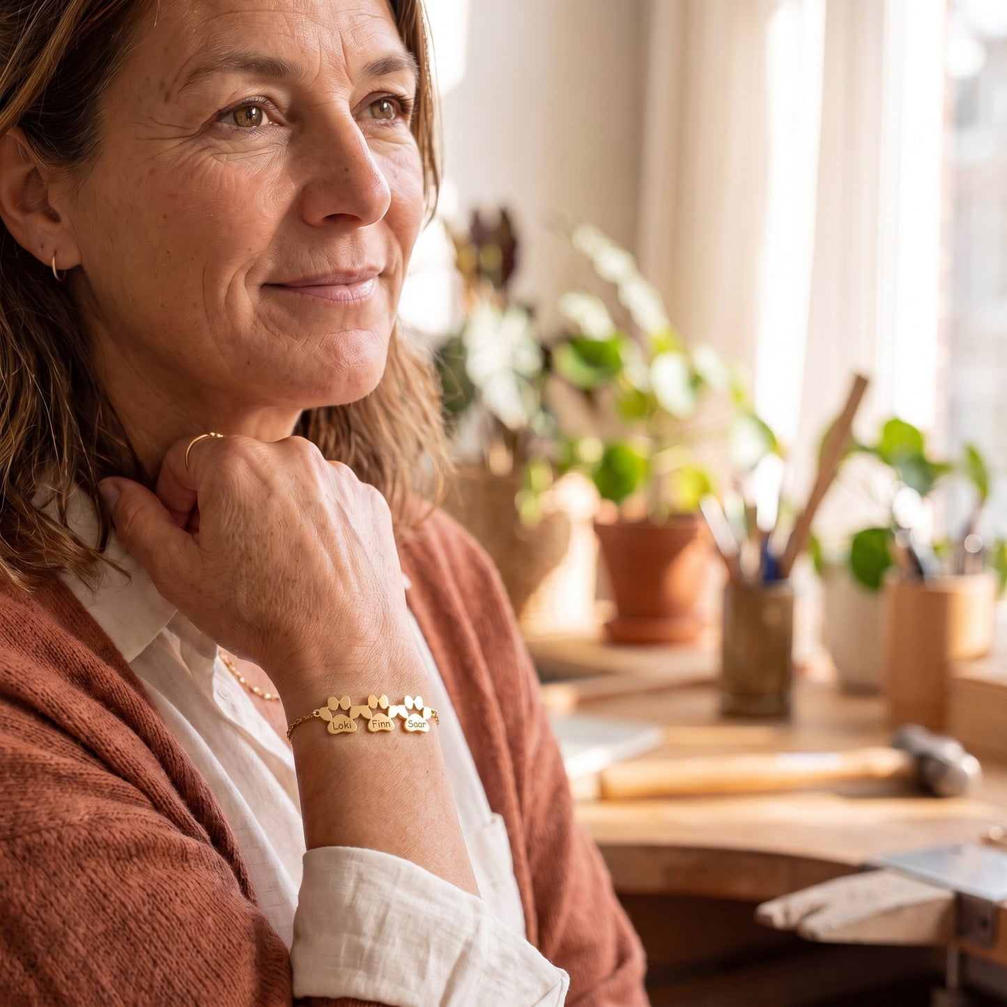 Vrouw draagt de pootjes armband