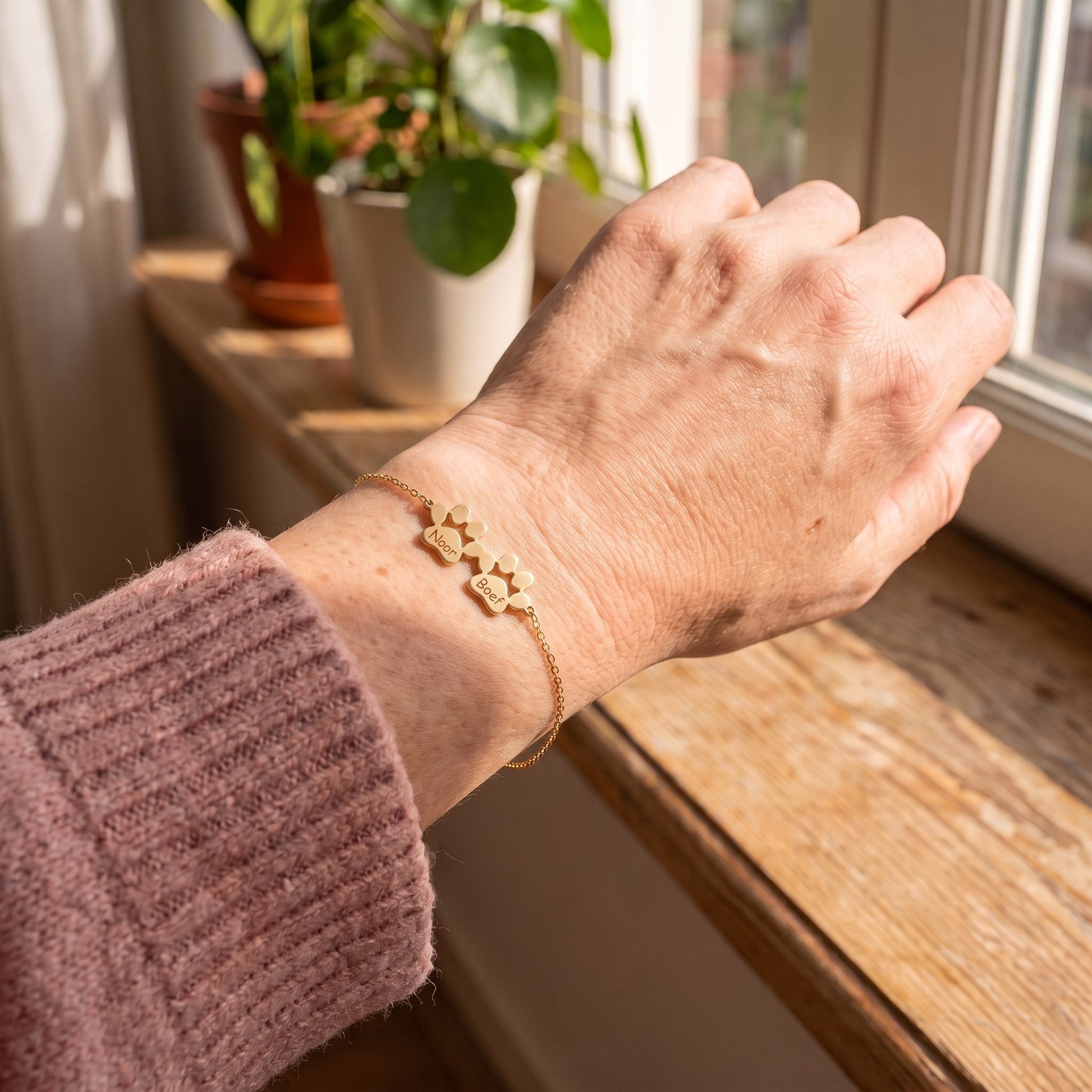 Pootjes armband om de pols