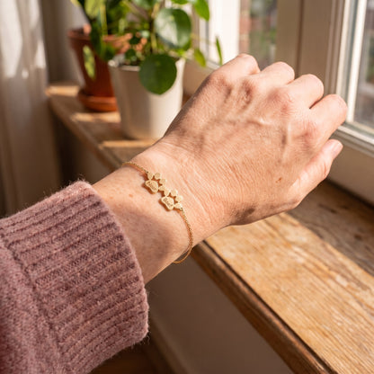 Pootjes armband om de pols