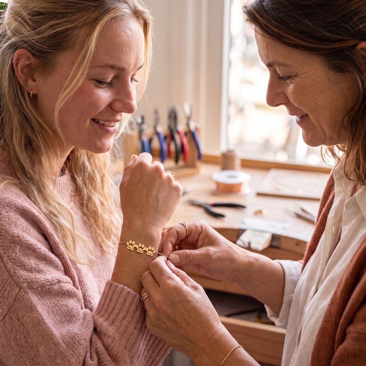 Pootjes armband in het atelier