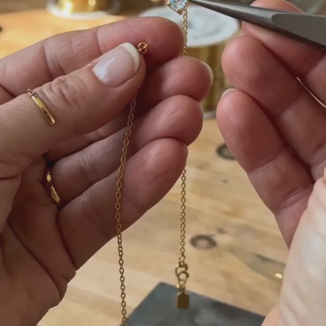 Het armbandje, gemaakt aan de werkbank
