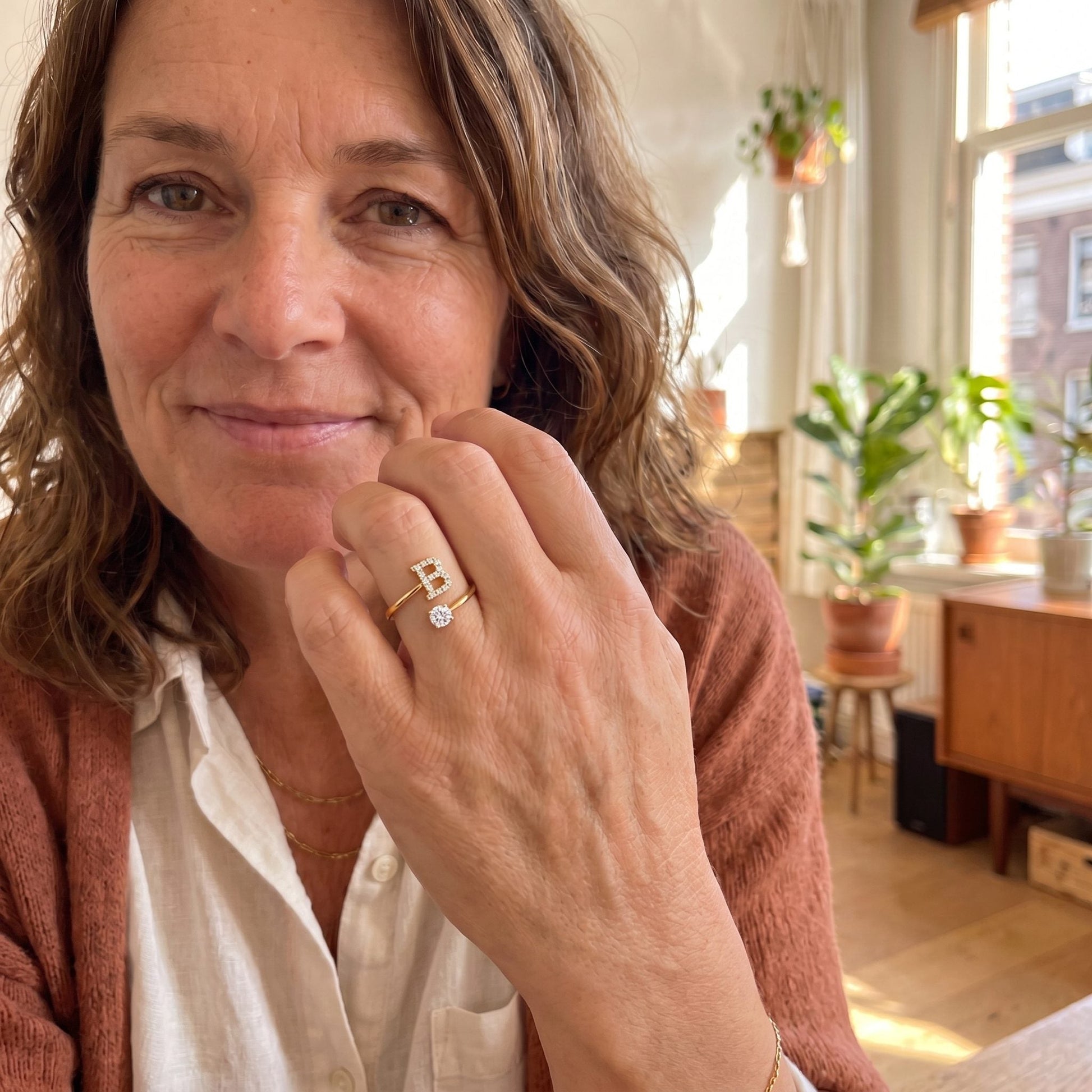 Vrouw draagt de handgemaakte Bellerou initiaal- en steenring