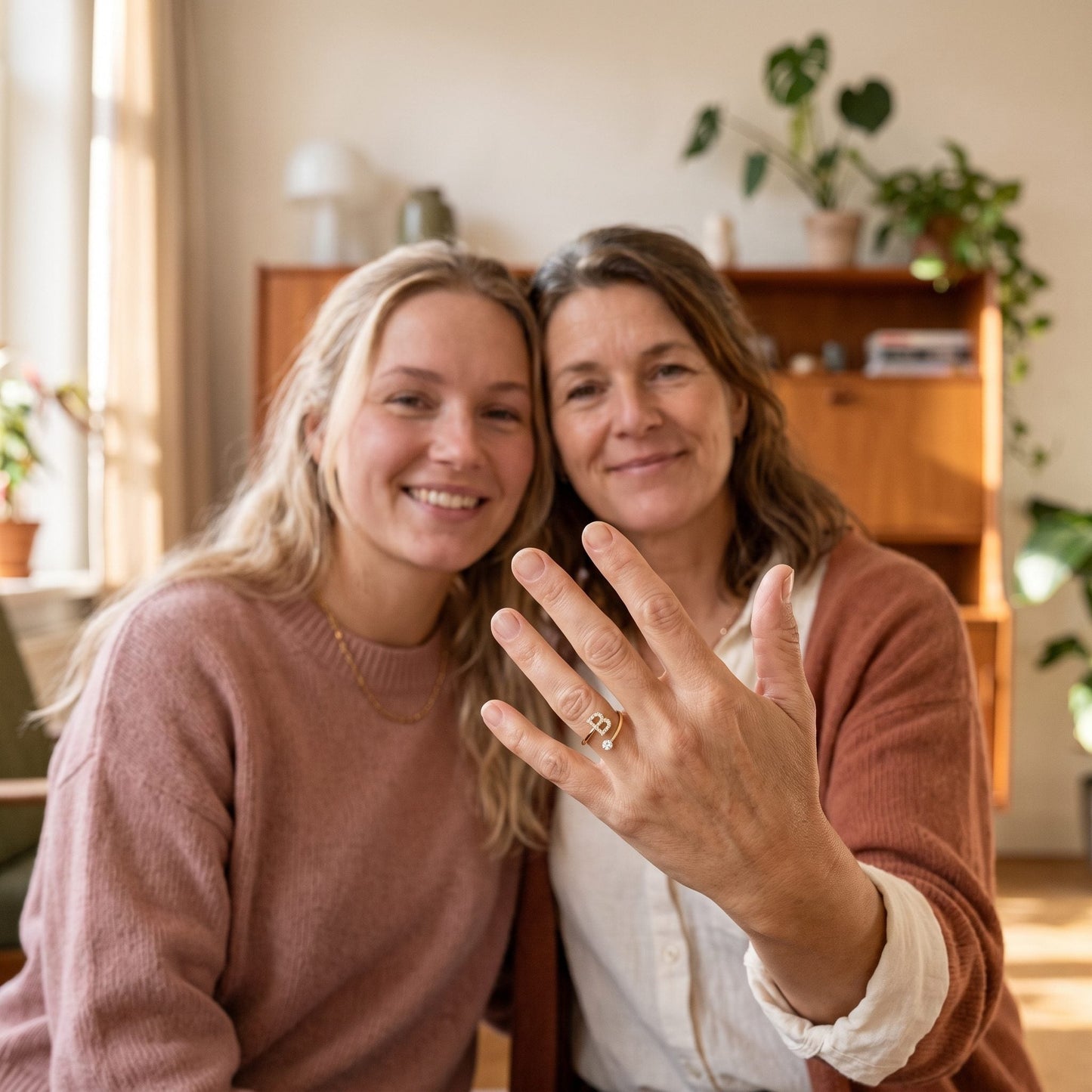 Twee handen met de handgemaakte initiaal- en steenring