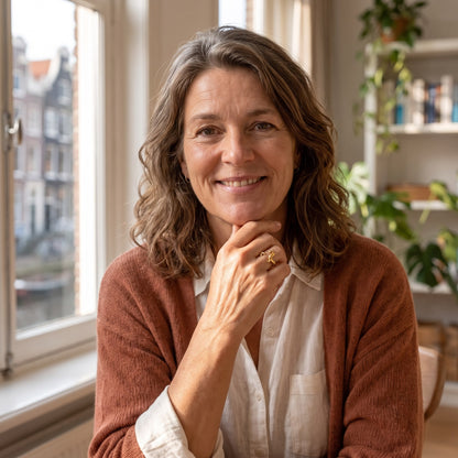 Vrouw draagt de Teckel Wrap Ring