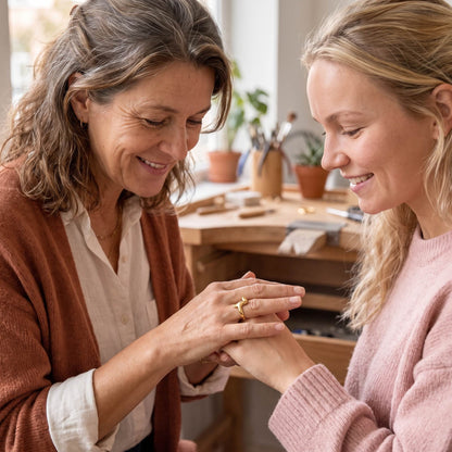 Teckel Wrap Ring samen bewonderd in het atelier
